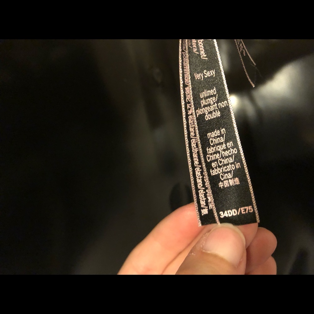 Victoria’s Secret Very Sexy Lace Plunge Bra - Picture 6 of 8